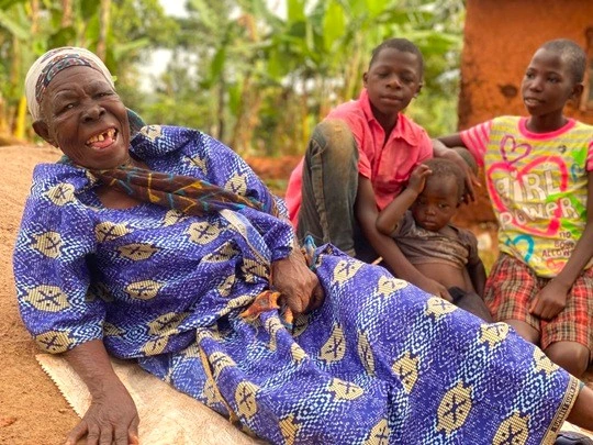 Volunteer with elder